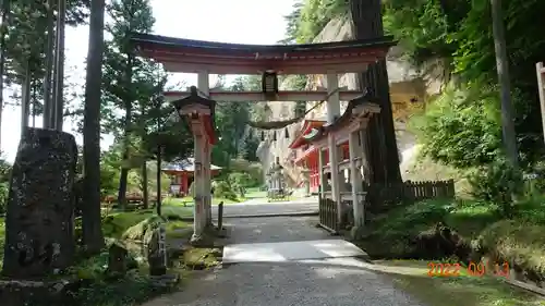 達谷西光寺の鳥居