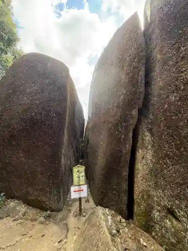 鬼岩の{uncategorized: "未分類", other: "その他", undefined: "問題あり", building: "その他建物", grave: "お墓", sacred_gate: "鳥居", guardian: "狛犬", statue: "像", buddha: "仏像", history: "歴史", nature: "自然", garden: "庭園", animal: "動物", pagoda: "塔", temizu: "手水舎", mountain_gate: "山門・神門", sanctuary: "本殿・本堂", subordinate: "末社・摂社", art: "芸術", scenery: "景色", jizo: "地蔵", ema: "絵馬", goshuin: "御朱印", omikuji: "おみくじ", items: "授与品その他", amulet: "お守り", goshuincho: "御朱印帳", eats: "食事", festival: "お祭り", votive_dance: "神楽", shichigosan: "七五三参", wedding: "結婚式", experience: "体験その他", initially: "初詣", around: "周辺", anti_infection: "感染症対策"}
