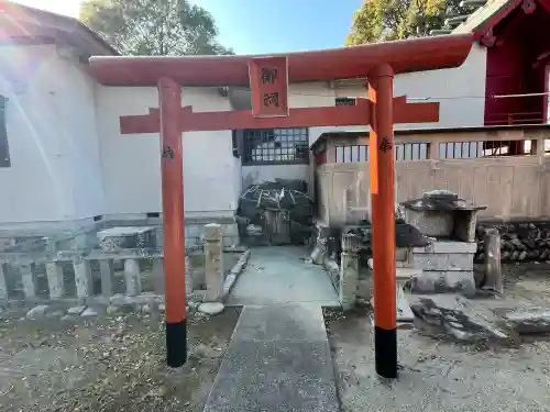 稲荷神社の{uncategorized: "未分類", other: "その他", undefined: "問題あり", building: "その他建物", grave: "お墓", sacred_gate: "鳥居", guardian: "狛犬", statue: "像", buddha: "仏像", history: "歴史", nature: "自然", garden: "庭園", animal: "動物", pagoda: "塔", temizu: "手水舎", mountain_gate: "山門・神門", sanctuary: "本殿・本堂", subordinate: "末社・摂社", art: "芸術", scenery: "景色", jizo: "地蔵", ema: "絵馬", goshuin: "御朱印", omikuji: "おみくじ", items: "授与品その他", amulet: "お守り", goshuincho: "御朱印帳", eats: "食事", festival: "お祭り", votive_dance: "神楽", shichigosan: "七五三参", wedding: "結婚式", experience: "体験その他", initially: "初詣", around: "周辺", anti_infection: "感染症対策"}