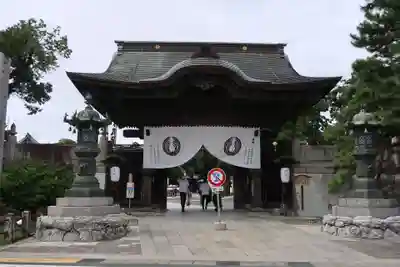 豊川閣　妙厳寺の山門・神門