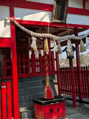 豊受稲荷神社（湯倉神社）の{uncategorized: "未分類", other: "その他", undefined: "問題あり", building: "その他建物", grave: "お墓", sacred_gate: "鳥居", guardian: "狛犬", statue: "像", buddha: "仏像", history: "歴史", nature: "自然", garden: "庭園", animal: "動物", pagoda: "塔", temizu: "手水舎", mountain_gate: "山門・神門", sanctuary: "本殿・本堂", subordinate: "末社・摂社", art: "芸術", scenery: "景色", jizo: "地蔵", ema: "絵馬", goshuin: "御朱印", omikuji: "おみくじ", items: "授与品その他", amulet: "お守り", goshuincho: "御朱印帳", eats: "食事", festival: "お祭り", votive_dance: "神楽", shichigosan: "七五三参", wedding: "結婚式", experience: "体験その他", initially: "初詣", around: "周辺", anti_infection: "感染症対策"}