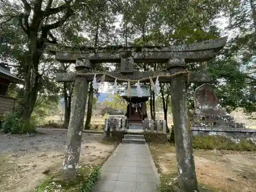 西寒多神社の{uncategorized: "未分類", other: "その他", undefined: "問題あり", building: "その他建物", grave: "お墓", sacred_gate: "鳥居", guardian: "狛犬", statue: "像", buddha: "仏像", history: "歴史", nature: "自然", garden: "庭園", animal: "動物", pagoda: "塔", temizu: "手水舎", mountain_gate: "山門・神門", sanctuary: "本殿・本堂", subordinate: "末社・摂社", art: "芸術", scenery: "景色", jizo: "地蔵", ema: "絵馬", goshuin: "御朱印", omikuji: "おみくじ", items: "授与品その他", amulet: "お守り", goshuincho: "御朱印帳", eats: "食事", festival: "お祭り", votive_dance: "神楽", shichigosan: "七五三参", wedding: "結婚式", experience: "体験その他", initially: "初詣", around: "周辺", anti_infection: "感染症対策"}