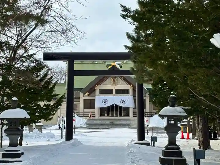 篠路神社の{uncategorized: "未分類", other: "その他", undefined: "問題あり", building: "その他建物", grave: "お墓", sacred_gate: "鳥居", guardian: "狛犬", statue: "像", buddha: "仏像", history: "歴史", nature: "自然", garden: "庭園", animal: "動物", pagoda: "塔", temizu: "手水舎", mountain_gate: "山門・神門", sanctuary: "本殿・本堂", subordinate: "末社・摂社", art: "芸術", scenery: "景色", jizo: "地蔵", ema: "絵馬", goshuin: "御朱印", omikuji: "おみくじ", items: "授与品その他", amulet: "お守り", goshuincho: "御朱印帳", eats: "食事", festival: "お祭り", votive_dance: "神楽", shichigosan: "七五三参", wedding: "結婚式", experience: "体験その他", initially: "初詣", around: "周辺", anti_infection: "感染症対策"}