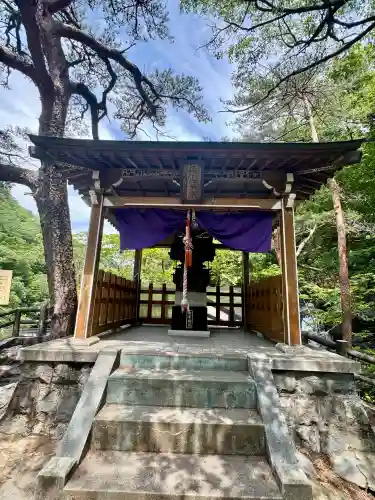 五龍王神社の{uncategorized: "未分類", other: "その他", undefined: "問題あり", building: "その他建物", grave: "お墓", sacred_gate: "鳥居", guardian: "狛犬", statue: "像", buddha: "仏像", history: "歴史", nature: "自然", garden: "庭園", animal: "動物", pagoda: "塔", temizu: "手水舎", mountain_gate: "山門・神門", sanctuary: "本殿・本堂", subordinate: "末社・摂社", art: "芸術", scenery: "景色", jizo: "地蔵", ema: "絵馬", goshuin: "御朱印", omikuji: "おみくじ", items: "授与品その他", amulet: "お守り", goshuincho: "御朱印帳", eats: "食事", festival: "お祭り", votive_dance: "神楽", shichigosan: "七五三参", wedding: "結婚式", experience: "体験その他", initially: "初詣", around: "周辺", anti_infection: "感染症対策"}