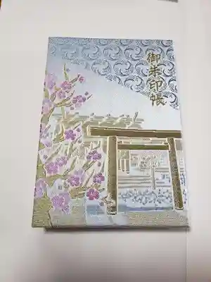 上品な薄紫にピンクの桃が映える御朱印帳です。