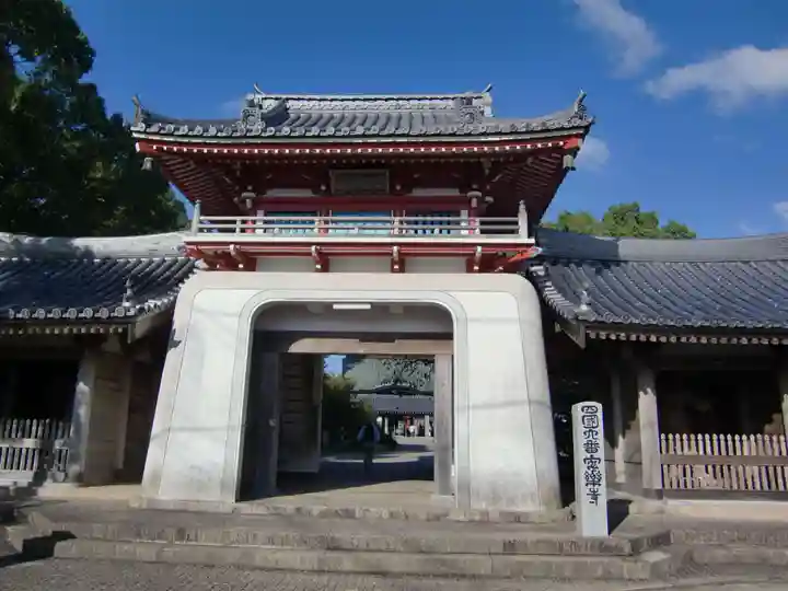 温泉山 安楽寺(四国霊場第六番札所)の山門・神門