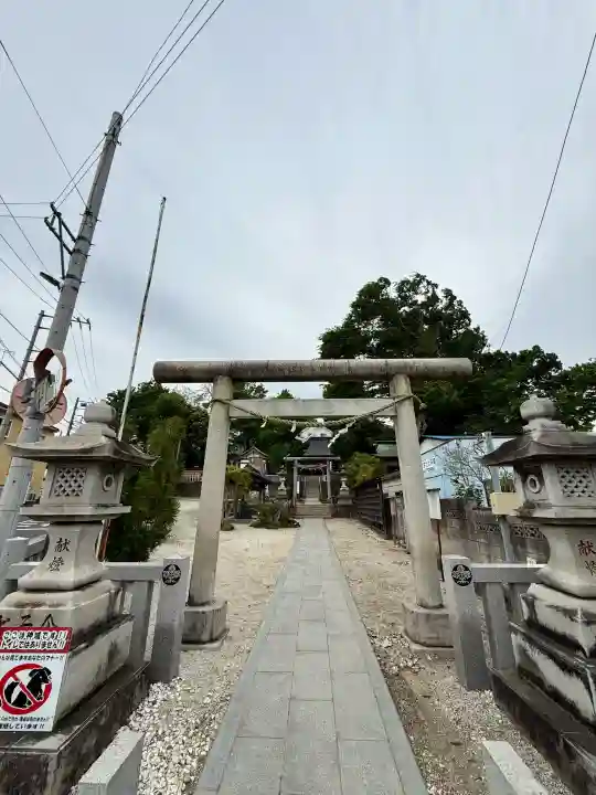 諏訪神社の{uncategorized: "未分類", other: "その他", undefined: "問題あり", building: "その他建物", grave: "お墓", sacred_gate: "鳥居", guardian: "狛犬", statue: "像", buddha: "仏像", history: "歴史", nature: "自然", garden: "庭園", animal: "動物", pagoda: "塔", temizu: "手水舎", mountain_gate: "山門・神門", sanctuary: "本殿・本堂", subordinate: "末社・摂社", art: "芸術", scenery: "景色", jizo: "地蔵", ema: "絵馬", goshuin: "御朱印", omikuji: "おみくじ", items: "授与品その他", amulet: "お守り", goshuincho: "御朱印帳", eats: "食事", festival: "お祭り", votive_dance: "神楽", shichigosan: "七五三参", wedding: "結婚式", experience: "体験その他", initially: "初詣", around: "周辺", anti_infection: "感染症対策"}