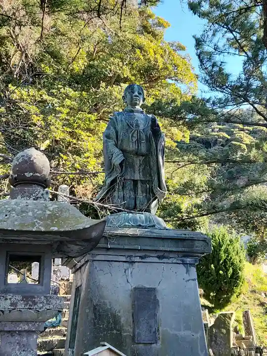 誕生寺の{uncategorized: "未分類", other: "その他", undefined: "問題あり", building: "その他建物", grave: "お墓", sacred_gate: "鳥居", guardian: "狛犬", statue: "像", buddha: "仏像", history: "歴史", nature: "自然", garden: "庭園", animal: "動物", pagoda: "塔", temizu: "手水舎", mountain_gate: "山門・神門", sanctuary: "本殿・本堂", subordinate: "末社・摂社", art: "芸術", scenery: "景色", jizo: "地蔵", ema: "絵馬", goshuin: "御朱印", omikuji: "おみくじ", items: "授与品その他", amulet: "お守り", goshuincho: "御朱印帳", eats: "食事", festival: "お祭り", votive_dance: "神楽", shichigosan: "七五三参", wedding: "結婚式", experience: "体験その他", initially: "初詣", around: "周辺", anti_infection: "感染症対策"}