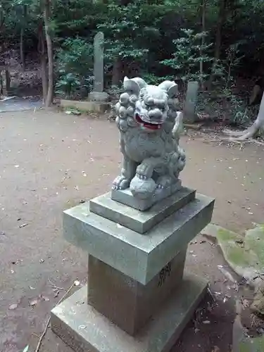 村社御嶽神社の狛犬