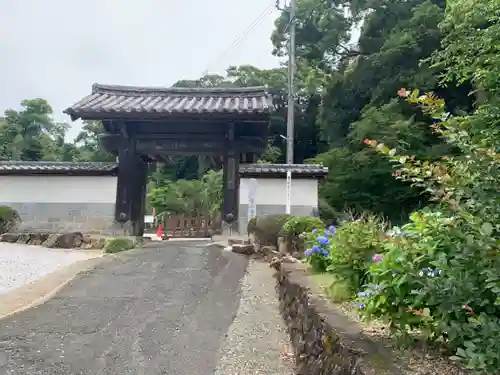 摩訶耶寺の山門