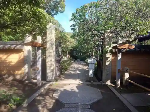 宝戒寺の山門・神門