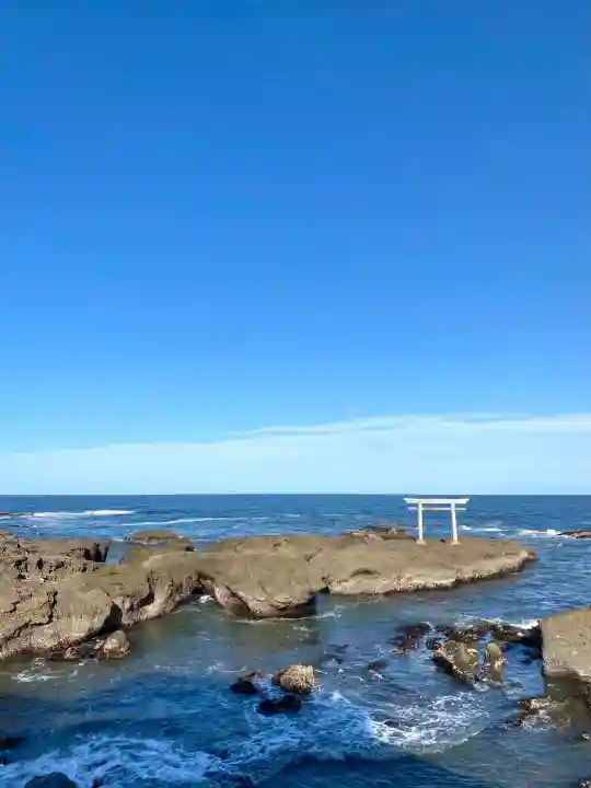 大洗磯前神社の{uncategorized: "未分類", other: "その他", undefined: "問題あり", building: "その他建物", grave: "お墓", sacred_gate: "鳥居", guardian: "狛犬", statue: "像", buddha: "仏像", history: "歴史", nature: "自然", garden: "庭園", animal: "動物", pagoda: "塔", temizu: "手水舎", mountain_gate: "山門・神門", sanctuary: "本殿・本堂", subordinate: "末社・摂社", art: "芸術", scenery: "景色", jizo: "地蔵", ema: "絵馬", goshuin: "御朱印", omikuji: "おみくじ", items: "授与品その他", amulet: "お守り", goshuincho: "御朱印帳", eats: "食事", festival: "お祭り", votive_dance: "神楽", shichigosan: "七五三参", wedding: "結婚式", experience: "体験その他", initially: "初詣", around: "周辺", anti_infection: "感染症対策"}