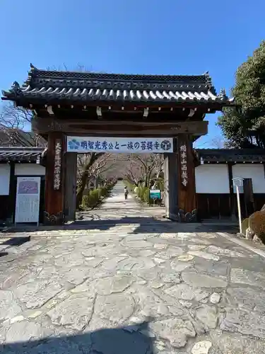 西教寺の山門