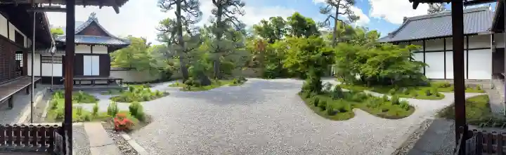 廬山寺(廬山天台講寺)の{uncategorized: "未分類", other: "その他", undefined: "問題あり", building: "その他建物", grave: "お墓", sacred_gate: "鳥居", guardian: "狛犬", statue: "像", buddha: "仏像", history: "歴史", nature: "自然", garden: "庭園", animal: "動物", pagoda: "塔", temizu: "手水舎", mountain_gate: "山門・神門", sanctuary: "本殿・本堂", subordinate: "末社・摂社", art: "芸術", scenery: "景色", jizo: "地蔵", ema: "絵馬", goshuin: "御朱印", omikuji: "おみくじ", items: "授与品その他", amulet: "お守り", goshuincho: "御朱印帳", eats: "食事", festival: "お祭り", votive_dance: "神楽", shichigosan: "七五三参", wedding: "結婚式", experience: "体験その他", initially: "初詣", around: "周辺", anti_infection: "感染症対策"}