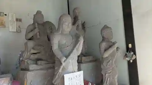 滝の不動尊の仏像