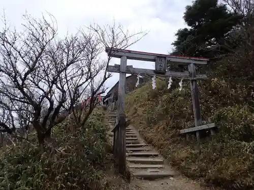 劔山本宮宝蔵石神社の鳥居