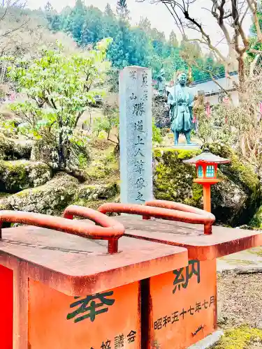 金剛山瑞峯寺(金剛不動尊) の{uncategorized: "未分類", other: "その他", undefined: "問題あり", building: "その他建物", grave: "お墓", sacred_gate: "鳥居", guardian: "狛犬", statue: "像", buddha: "仏像", history: "歴史", nature: "自然", garden: "庭園", animal: "動物", pagoda: "塔", temizu: "手水舎", mountain_gate: "山門・神門", sanctuary: "本殿・本堂", subordinate: "末社・摂社", art: "芸術", scenery: "景色", jizo: "地蔵", ema: "絵馬", goshuin: "御朱印", omikuji: "おみくじ", items: "授与品その他", amulet: "お守り", goshuincho: "御朱印帳", eats: "食事", festival: "お祭り", votive_dance: "神楽", shichigosan: "七五三参", wedding: "結婚式", experience: "体験その他", initially: "初詣", around: "周辺", anti_infection: "感染症対策"}