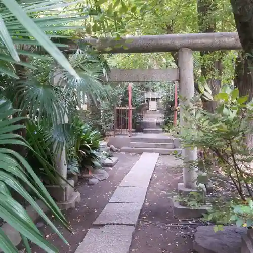 新橋鹽竃神社の鳥居