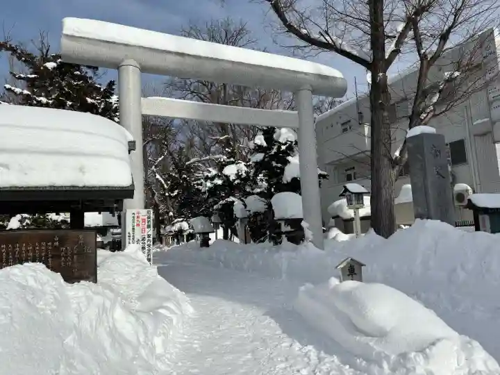 新琴似神社の{uncategorized: "未分類", other: "その他", undefined: "問題あり", building: "その他建物", grave: "お墓", sacred_gate: "鳥居", guardian: "狛犬", statue: "像", buddha: "仏像", history: "歴史", nature: "自然", garden: "庭園", animal: "動物", pagoda: "塔", temizu: "手水舎", mountain_gate: "山門・神門", sanctuary: "本殿・本堂", subordinate: "末社・摂社", art: "芸術", scenery: "景色", jizo: "地蔵", ema: "絵馬", goshuin: "御朱印", omikuji: "おみくじ", items: "授与品その他", amulet: "お守り", goshuincho: "御朱印帳", eats: "食事", festival: "お祭り", votive_dance: "神楽", shichigosan: "七五三参", wedding: "結婚式", experience: "体験その他", initially: "初詣", around: "周辺", anti_infection: "感染症対策"}