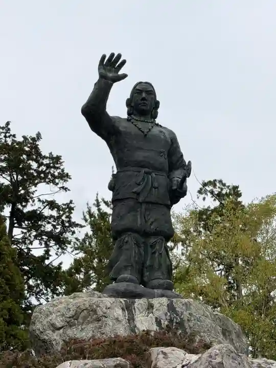 三峯神社の{uncategorized: "未分類", other: "その他", undefined: "問題あり", building: "その他建物", grave: "お墓", sacred_gate: "鳥居", guardian: "狛犬", statue: "像", buddha: "仏像", history: "歴史", nature: "自然", garden: "庭園", animal: "動物", pagoda: "塔", temizu: "手水舎", mountain_gate: "山門・神門", sanctuary: "本殿・本堂", subordinate: "末社・摂社", art: "芸術", scenery: "景色", jizo: "地蔵", ema: "絵馬", goshuin: "御朱印", omikuji: "おみくじ", items: "授与品その他", amulet: "お守り", goshuincho: "御朱印帳", eats: "食事", festival: "お祭り", votive_dance: "神楽", shichigosan: "七五三参", wedding: "結婚式", experience: "体験その他", initially: "初詣", around: "周辺", anti_infection: "感染症対策"}