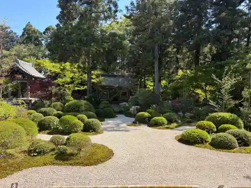 龍潭寺の{uncategorized: "未分類", other: "その他", undefined: "問題あり", building: "その他建物", grave: "お墓", sacred_gate: "鳥居", guardian: "狛犬", statue: "像", buddha: "仏像", history: "歴史", nature: "自然", garden: "庭園", animal: "動物", pagoda: "塔", temizu: "手水舎", mountain_gate: "山門・神門", sanctuary: "本殿・本堂", subordinate: "末社・摂社", art: "芸術", scenery: "景色", jizo: "地蔵", ema: "絵馬", goshuin: "御朱印", omikuji: "おみくじ", items: "授与品その他", amulet: "お守り", goshuincho: "御朱印帳", eats: "食事", festival: "お祭り", votive_dance: "神楽", shichigosan: "七五三参", wedding: "結婚式", experience: "体験その他", initially: "初詣", around: "周辺", anti_infection: "感染症対策"}