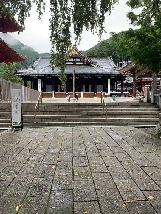 久遠寺の本殿・本堂