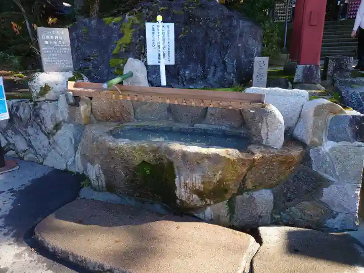 旦飯野神社の手水舎