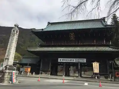 久遠寺の山門・神門