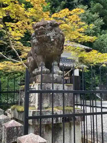 石座神社の狛犬