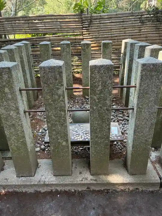 香取神宮 要石の{uncategorized: "未分類", other: "その他", undefined: "問題あり", building: "その他建物", grave: "お墓", sacred_gate: "鳥居", guardian: "狛犬", statue: "像", buddha: "仏像", history: "歴史", nature: "自然", garden: "庭園", animal: "動物", pagoda: "塔", temizu: "手水舎", mountain_gate: "山門・神門", sanctuary: "本殿・本堂", subordinate: "末社・摂社", art: "芸術", scenery: "景色", jizo: "地蔵", ema: "絵馬", goshuin: "御朱印", omikuji: "おみくじ", items: "授与品その他", amulet: "お守り", goshuincho: "御朱印帳", eats: "食事", festival: "お祭り", votive_dance: "神楽", shichigosan: "七五三参", wedding: "結婚式", experience: "体験その他", initially: "初詣", around: "周辺", anti_infection: "感染症対策"}