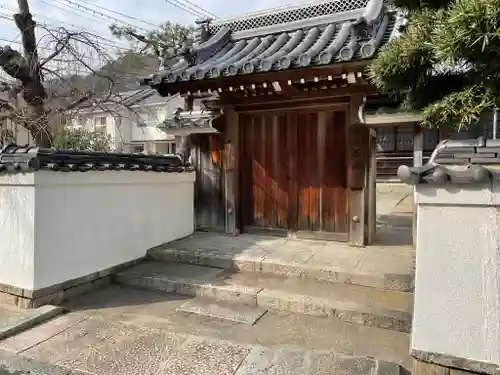 西光寺の山門