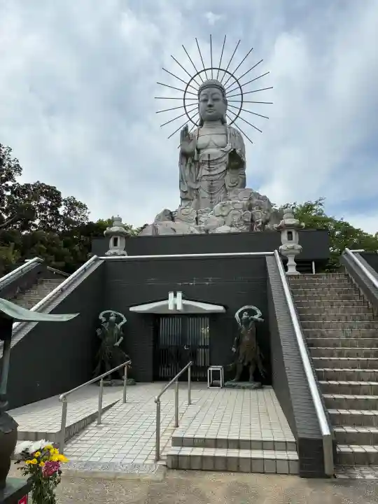 三浦大佛の{uncategorized: "未分類", other: "その他", undefined: "問題あり", building: "その他建物", grave: "お墓", sacred_gate: "鳥居", guardian: "狛犬", statue: "像", buddha: "仏像", history: "歴史", nature: "自然", garden: "庭園", animal: "動物", pagoda: "塔", temizu: "手水舎", mountain_gate: "山門・神門", sanctuary: "本殿・本堂", subordinate: "末社・摂社", art: "芸術", scenery: "景色", jizo: "地蔵", ema: "絵馬", goshuin: "御朱印", omikuji: "おみくじ", items: "授与品その他", amulet: "お守り", goshuincho: "御朱印帳", eats: "食事", festival: "お祭り", votive_dance: "神楽", shichigosan: "七五三参", wedding: "結婚式", experience: "体験その他", initially: "初詣", around: "周辺", anti_infection: "感染症対策"}