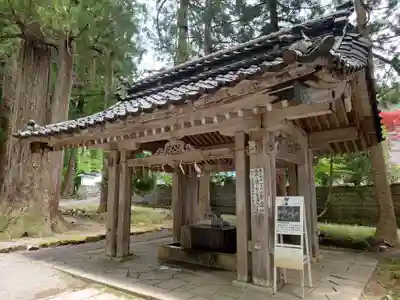 雄山神社中宮祈願殿の手水舎