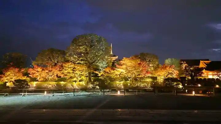 東寺(教王護国寺)の{uncategorized: "未分類", other: "その他", undefined: "問題あり", building: "その他建物", grave: "お墓", sacred_gate: "鳥居", guardian: "狛犬", statue: "像", buddha: "仏像", history: "歴史", nature: "自然", garden: "庭園", animal: "動物", pagoda: "塔", temizu: "手水舎", mountain_gate: "山門・神門", sanctuary: "本殿・本堂", subordinate: "末社・摂社", art: "芸術", scenery: "景色", jizo: "地蔵", ema: "絵馬", goshuin: "御朱印", omikuji: "おみくじ", items: "授与品その他", amulet: "お守り", goshuincho: "御朱印帳", eats: "食事", festival: "お祭り", votive_dance: "神楽", shichigosan: "七五三参", wedding: "結婚式", experience: "体験その他", initially: "初詣", around: "周辺", anti_infection: "感染症対策"}