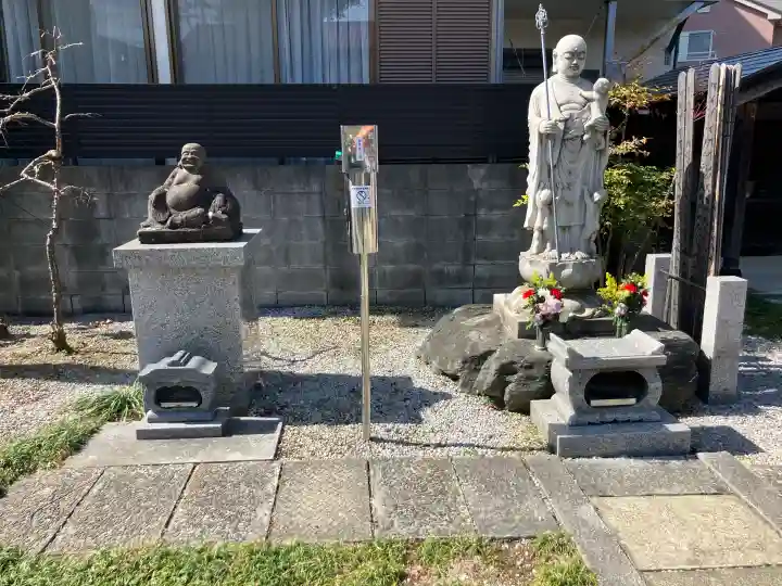 宝泉寺の{uncategorized: "未分類", other: "その他", undefined: "問題あり", building: "その他建物", grave: "お墓", sacred_gate: "鳥居", guardian: "狛犬", statue: "像", buddha: "仏像", history: "歴史", nature: "自然", garden: "庭園", animal: "動物", pagoda: "塔", temizu: "手水舎", mountain_gate: "山門・神門", sanctuary: "本殿・本堂", subordinate: "末社・摂社", art: "芸術", scenery: "景色", jizo: "地蔵", ema: "絵馬", goshuin: "御朱印", omikuji: "おみくじ", items: "授与品その他", amulet: "お守り", goshuincho: "御朱印帳", eats: "食事", festival: "お祭り", votive_dance: "神楽", shichigosan: "七五三参", wedding: "結婚式", experience: "体験その他", initially: "初詣", around: "周辺", anti_infection: "感染症対策"}