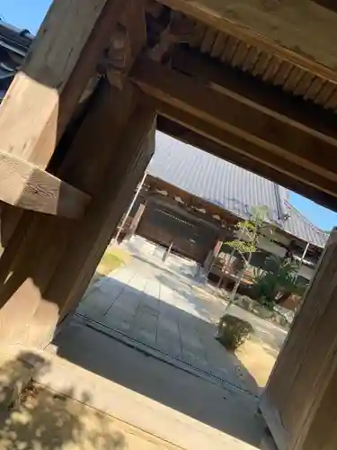 信行寺の山門