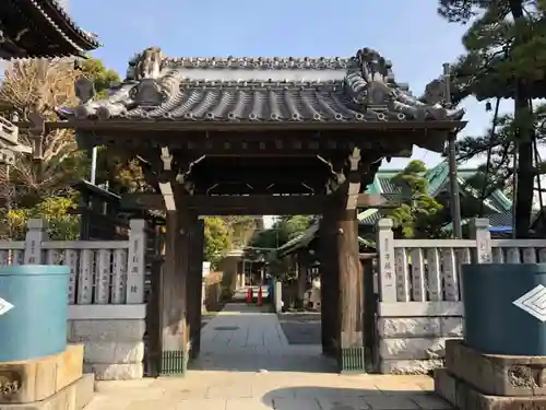 題経寺（柴又帝釈天）の山門