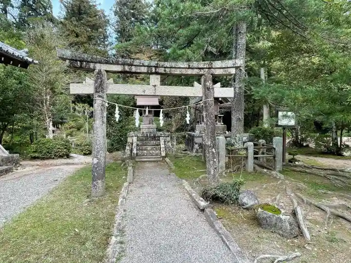 馬見岡綿向神社の{uncategorized: "未分類", other: "その他", undefined: "問題あり", building: "その他建物", grave: "お墓", sacred_gate: "鳥居", guardian: "狛犬", statue: "像", buddha: "仏像", history: "歴史", nature: "自然", garden: "庭園", animal: "動物", pagoda: "塔", temizu: "手水舎", mountain_gate: "山門・神門", sanctuary: "本殿・本堂", subordinate: "末社・摂社", art: "芸術", scenery: "景色", jizo: "地蔵", ema: "絵馬", goshuin: "御朱印", omikuji: "おみくじ", items: "授与品その他", amulet: "お守り", goshuincho: "御朱印帳", eats: "食事", festival: "お祭り", votive_dance: "神楽", shichigosan: "七五三参", wedding: "結婚式", experience: "体験その他", initially: "初詣", around: "周辺", anti_infection: "感染症対策"}