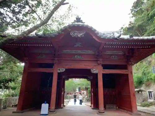 那古寺の山門