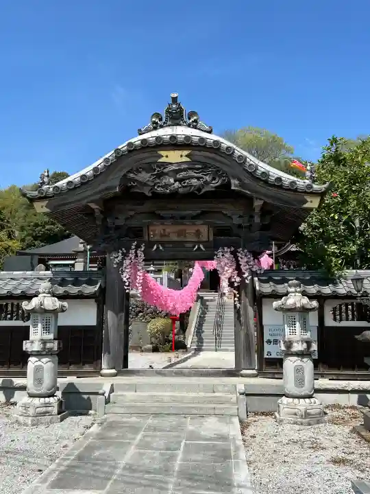 寺岡山元三大師の{uncategorized: "未分類", other: "その他", undefined: "問題あり", building: "その他建物", grave: "お墓", sacred_gate: "鳥居", guardian: "狛犬", statue: "像", buddha: "仏像", history: "歴史", nature: "自然", garden: "庭園", animal: "動物", pagoda: "塔", temizu: "手水舎", mountain_gate: "山門・神門", sanctuary: "本殿・本堂", subordinate: "末社・摂社", art: "芸術", scenery: "景色", jizo: "地蔵", ema: "絵馬", goshuin: "御朱印", omikuji: "おみくじ", items: "授与品その他", amulet: "お守り", goshuincho: "御朱印帳", eats: "食事", festival: "お祭り", votive_dance: "神楽", shichigosan: "七五三参", wedding: "結婚式", experience: "体験その他", initially: "初詣", around: "周辺", anti_infection: "感染症対策"}
