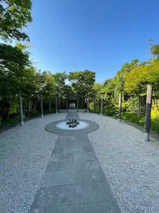 鉄道神社の庭園
