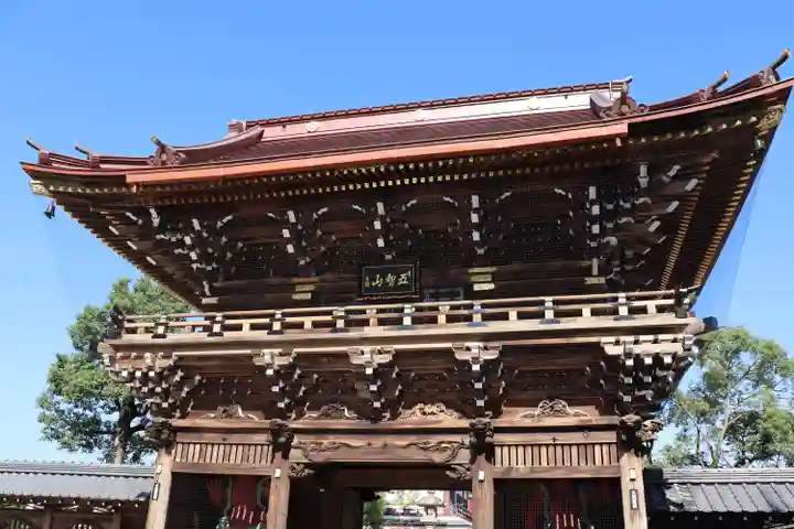 西新井大師総持寺の山門・神門