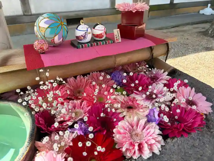 春日神社の{uncategorized: "未分類", other: "その他", undefined: "問題あり", building: "その他建物", grave: "お墓", sacred_gate: "鳥居", guardian: "狛犬", statue: "像", buddha: "仏像", history: "歴史", nature: "自然", garden: "庭園", animal: "動物", pagoda: "塔", temizu: "手水舎", mountain_gate: "山門・神門", sanctuary: "本殿・本堂", subordinate: "末社・摂社", art: "芸術", scenery: "景色", jizo: "地蔵", ema: "絵馬", goshuin: "御朱印", omikuji: "おみくじ", items: "授与品その他", amulet: "お守り", goshuincho: "御朱印帳", eats: "食事", festival: "お祭り", votive_dance: "神楽", shichigosan: "七五三参", wedding: "結婚式", experience: "体験その他", initially: "初詣", around: "周辺", anti_infection: "感染症対策"}