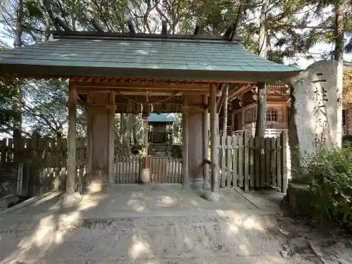 岩戸神社の{uncategorized: "未分類", other: "その他", undefined: "問題あり", building: "その他建物", grave: "お墓", sacred_gate: "鳥居", guardian: "狛犬", statue: "像", buddha: "仏像", history: "歴史", nature: "自然", garden: "庭園", animal: "動物", pagoda: "塔", temizu: "手水舎", mountain_gate: "山門・神門", sanctuary: "本殿・本堂", subordinate: "末社・摂社", art: "芸術", scenery: "景色", jizo: "地蔵", ema: "絵馬", goshuin: "御朱印", omikuji: "おみくじ", items: "授与品その他", amulet: "お守り", goshuincho: "御朱印帳", eats: "食事", festival: "お祭り", votive_dance: "神楽", shichigosan: "七五三参", wedding: "結婚式", experience: "体験その他", initially: "初詣", around: "周辺", anti_infection: "感染症対策"}