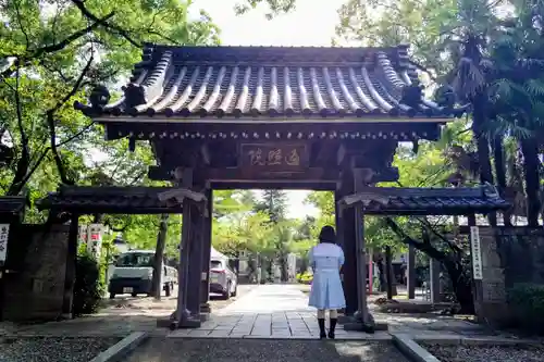 遍照院の山門・神門
