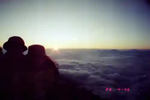 富士山頂上浅間大社奥宮の景色