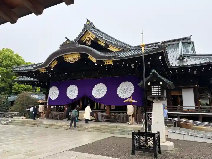 靖國神社の{uncategorized: "未分類", other: "その他", undefined: "問題あり", building: "その他建物", grave: "お墓", sacred_gate: "鳥居", guardian: "狛犬", statue: "像", buddha: "仏像", history: "歴史", nature: "自然", garden: "庭園", animal: "動物", pagoda: "塔", temizu: "手水舎", mountain_gate: "山門・神門", sanctuary: "本殿・本堂", subordinate: "末社・摂社", art: "芸術", scenery: "景色", jizo: "地蔵", ema: "絵馬", goshuin: "御朱印", omikuji: "おみくじ", items: "授与品その他", amulet: "お守り", goshuincho: "御朱印帳", eats: "食事", festival: "お祭り", votive_dance: "神楽", shichigosan: "七五三参", wedding: "結婚式", experience: "体験その他", initially: "初詣", around: "周辺", anti_infection: "感染症対策"}