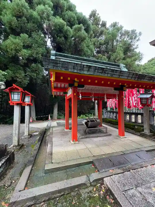 大學稲荷神社の手水舎