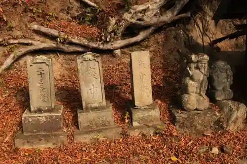 三輪神社の像