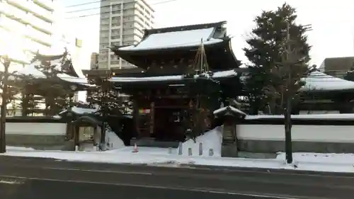 中央寺の山門